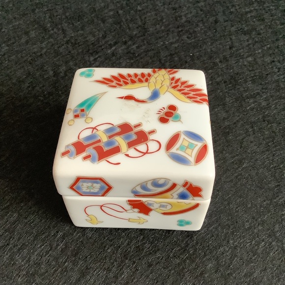 Vintage Japanese kutani porcelain small box. - Picture 2 of 9